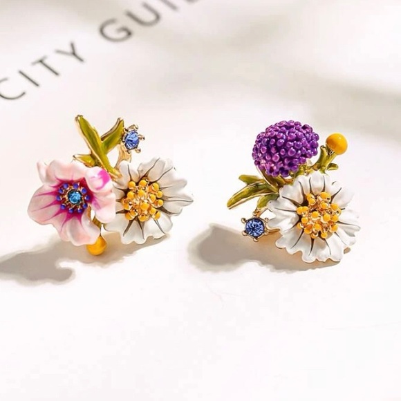 Jewelry - Flower stud earrings. New.